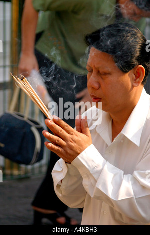 Thailand Bangkok Grand Palace Wat Phra Kaeo Tempel des Smaragd-Buddha-Anbeter beten Stockfoto