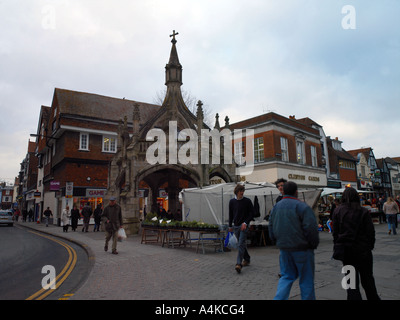 Salisbury Wiltshire England Samstagsmarkt am Geflügelkreuz am Marktplatz mit Einkäufern und Ständen Stockfoto