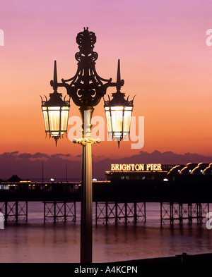 Alte verzierte Straßenlaterne, Madeira Drive, Brighton. Hintergrund: das Palace Pier. Stockfoto