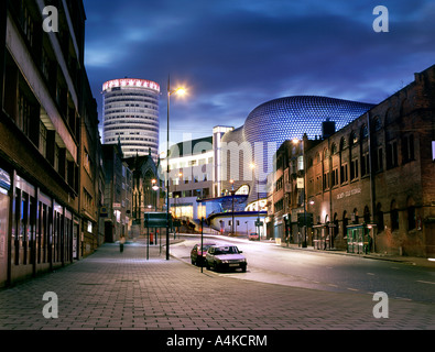 Einen ruhigen Abend in der Nähe von Teil des neuen Stierkampfarena Einkaufszentrum mitten in Birmingham (mit der Rotunde im Hintergrund). Stockfoto