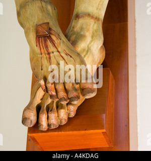 Jesus am Kreuz Kreuzigung Fuß Detail Stockfoto