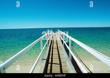 Western Australia, Coral Bay, Pier am Strand Stockfoto