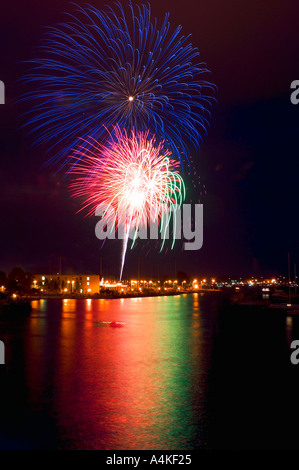 Feuerwerk über dem Spa Creek in der Nähe der Chesapeake Bay Annapolis Maryland Stockfoto