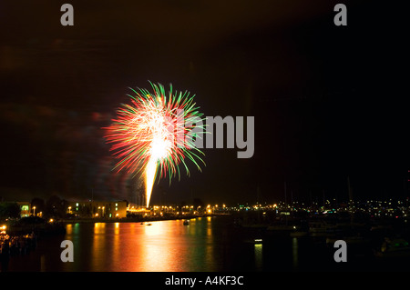 Feuerwerk über dem Spa Creek in der Nähe der Chesapeake Bay Annapolis Maryland Stockfoto