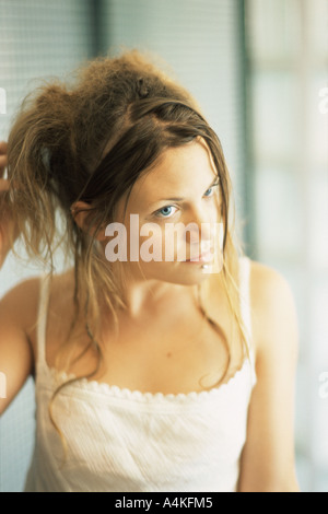 Junge Frau, die Befestigung der Haare, close-up Stockfoto