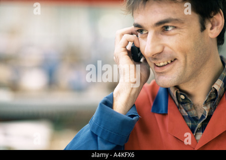 Arbeiter mit Handy Stockfoto