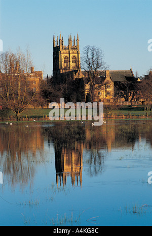 Ansicht des Merton College Turm reflektiert in überfluteten Christ Church Meadow, Oxford Stockfoto