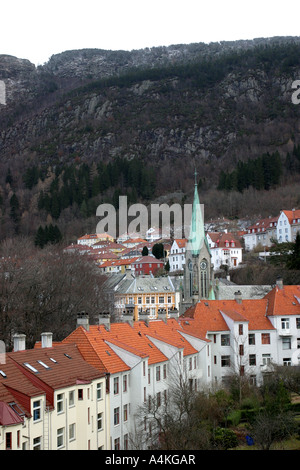 Häuser und eine Kirche Spire in Bergen Norwegen. Stockfoto