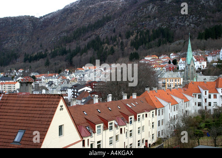 Häuser und eine Kirche Spire in Bergen Norwegen. Stockfoto