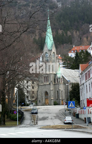 Häusern und einer Kirche in Bergen Norwegen. Stockfoto