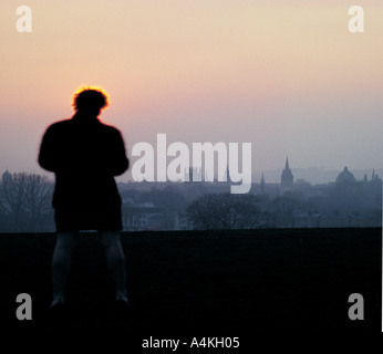 Silhouette der Person mit Oxford Spires in Ferne Stockfoto