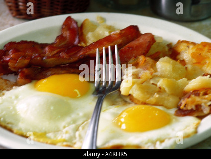 Spiegeleier, Speck und Rösti Stockfoto