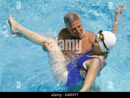 Älteres Paar im pool Stockfoto