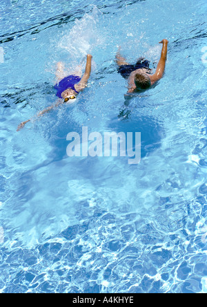 Älteres Paar im pool Stockfoto