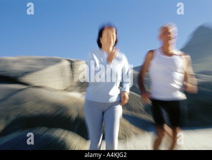 Älteres Paar am Strand laufen Stockfoto