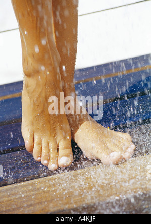 Frau die Füße unter Dusche, Nahaufnahme Stockfoto