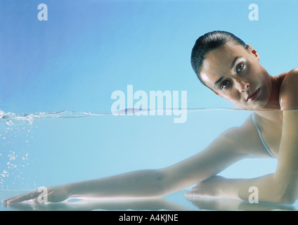 Frau im Wasser, Blick in die Kamera Stockfoto