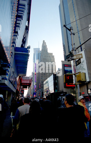 New Yorker Street Level körnig Atmosphäre im Bereich Time Square Stockfoto