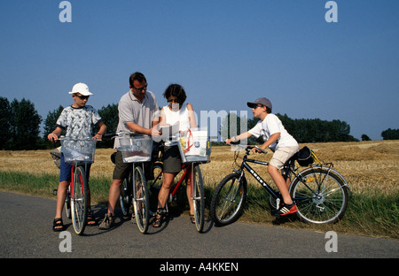 FAMILIE VON RADFAHRERN AUF FÜNEN INSEL DÄNEMARKS Stockfoto