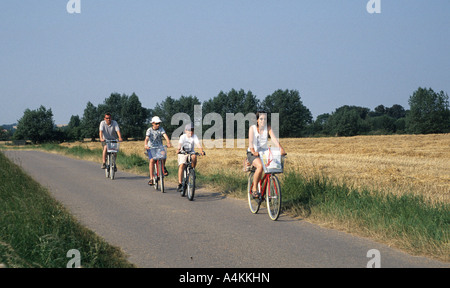 FAMILIE VON RADFAHRERN AUF FÜNEN INSEL DÄNEMARKS Stockfoto