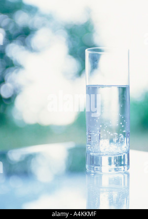Glas Wasser auf Tisch Stockfoto