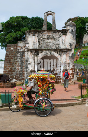 Bunt geschmückten Fahrradrikschas außerhalb der ein Famosa portugiesische Fort in Malacca Stockfoto