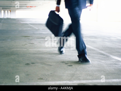 Geschäftsmann, Wandern, Unterteil, unscharf Stockfoto