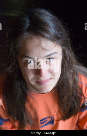 Ein 14 Jahre alter Junge mit sauberen langen Haaren Stockfoto