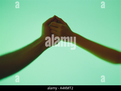 Hände verschränkt, Nahaufnahme Stockfoto