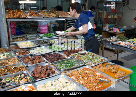 Anzeige der malaysische Nahrung in einem Bürgersteig-Restaurant im Zentrum von Kuala Lumpur Stockfoto