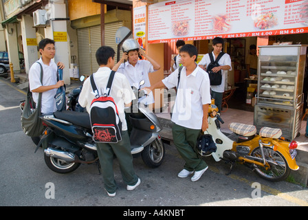 Studenten aus St. Xavier s Catholic High School in Georgetown hängen nach der Schule in einem Restaurant in der Nähe ihrer Schule Stockfoto