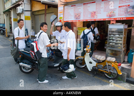 Studenten aus St. Xavier s Catholic High School in Georgetown hängen nach der Schule in einem Restaurant in der Nähe ihrer Schule Stockfoto