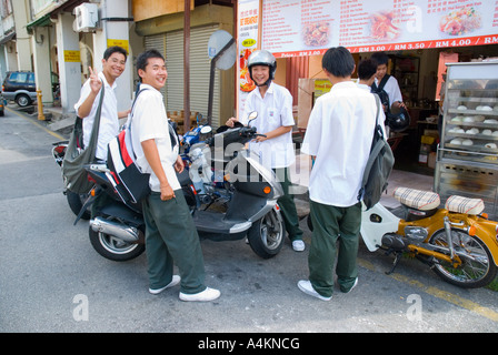 Studenten aus St. Xavier s Catholic High School in Georgetown hängen nach der Schule in einem Restaurant in der Nähe ihrer Schule Stockfoto