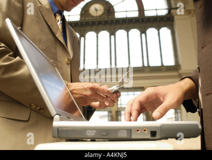 Zwei Geschäftsleute, die mit Laptop und Handy, Seitenansicht Stockfoto