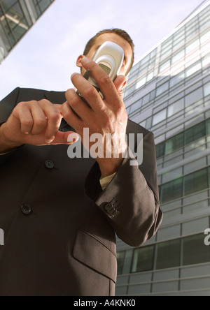 Mit Handy, niedrigen Winkel Ansicht, Geschäftsmann Stockfoto
