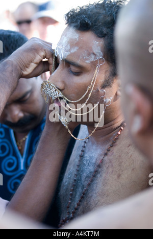 Malaysische Indianer feiern Thaipusam in Georgetown Penang, Malaysia Einem Anhänger wird Gesicht und Zunge durchbohrt Stockfoto