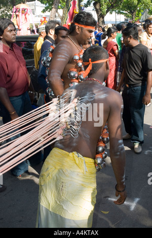 Malaysische Inder feiern Thaipusam in Georgetown Penang 1. Februar 2007 mit Haken durch die Haut durchbohrt Stockfoto