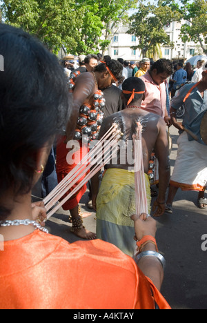 Malaysische Inder feiern Thaipusam in Georgetown Penang 1. Februar 2007 mit Haken durch die Haut durchbohrt Stockfoto