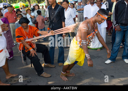 Malaysische Inder feiern Thaipusam in Georgetown Penang 1. Februar 2007 mit Haken durch die Haut durchbohrt Stockfoto