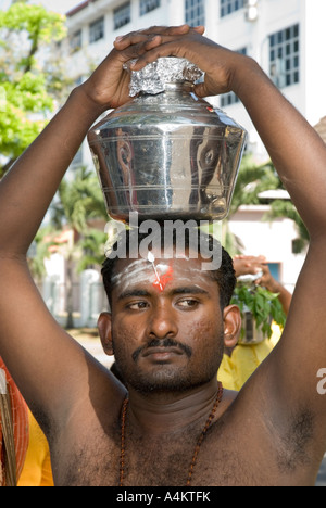 Anhänger des Lord Murugan tragen Töpfe mit Milch, während die malaysischen Indianer Thaipusam in Georgetown Penang feiern Stockfoto