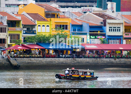 Restaurierte Shop Häuser entlang der Uferpromenade am Boat Quay in Singapur Stockfoto