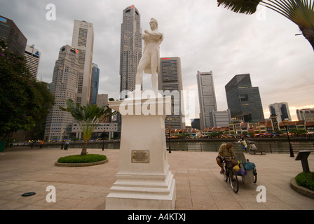 Das Denkmal für Sir Stamford Raffles die Gründer von Singapur gegen die Skyline der Innenstadt Stockfoto