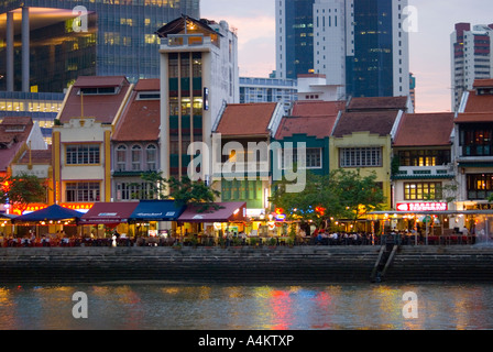 Restaurierte Shop Häuser entlang der Uferpromenade am Boat Quay in Singapur in der Abenddämmerung Stockfoto