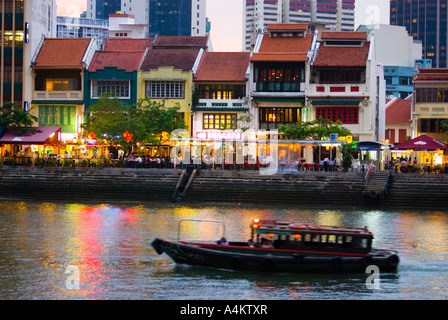 Restaurierte Shop Häuser entlang der Uferpromenade am Boat Quay in Singapur in der Abenddämmerung Stockfoto