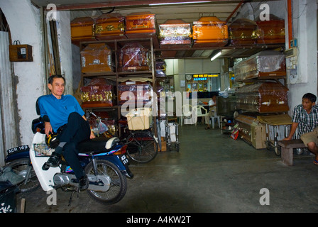 Fröhlicher Bestattungsdirektor und Sargverkäufer in seinem Geschäftssitz in Ipoh Malaysia Stockfoto