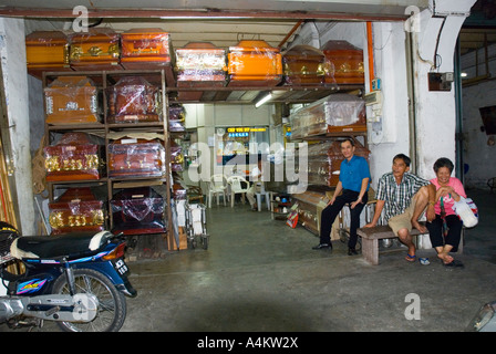 Fröhlicher Bestattungsdirektor und Sargverkäufer in seinem Geschäftssitz in Ipoh Malaysia Stockfoto