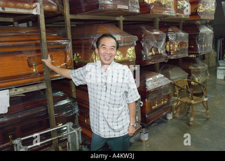 Fröhlicher Bestattungsdirektor und Sargverkäufer in seinem Geschäftssitz in Ipoh Malaysia Stockfoto