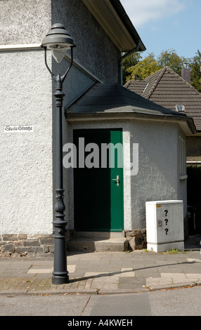 Gas-Licht auf die erhaltene industrielle Wohnsiedlung Margarethenhöhe, Essen, Nord-Rhein-Westfalen, Deutschland. Stockfoto