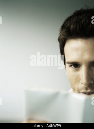 Mann, Blick in die Kamera von hinten offenes Buch, Teilansicht Stockfoto