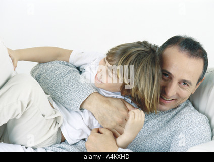 Vater Holding Sohn in Armen, lachen Stockfoto